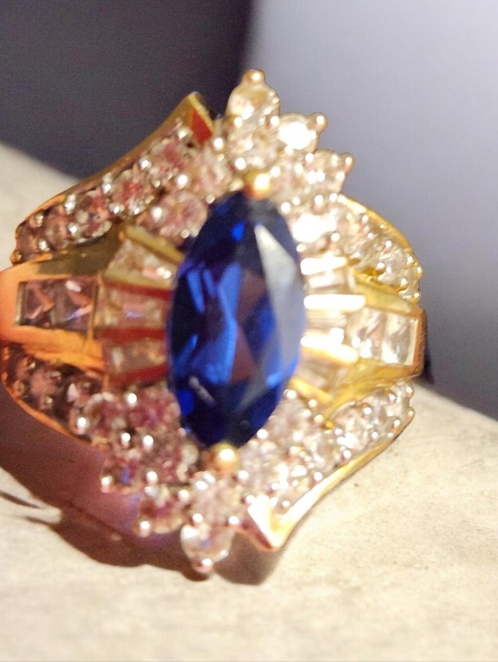 Gold Ring with Deep Blue Marquise Center Stone and Clear Accents● EUC》 Read Belo
